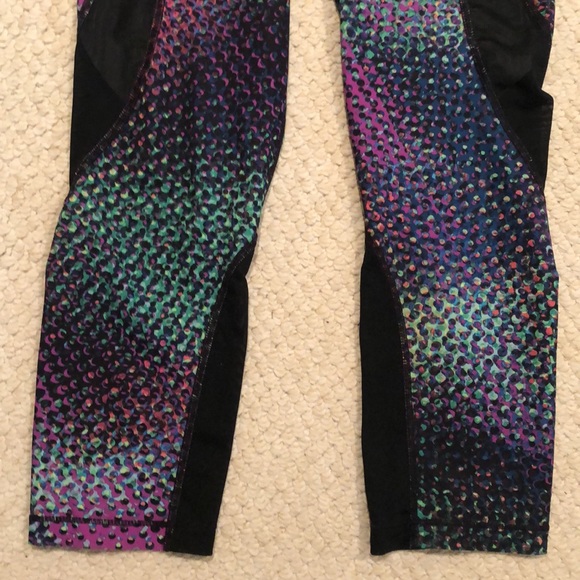 Nike Pro Hyper Cool Kaleidoscope crop leg Workout Leggings - Picture 7 of 16